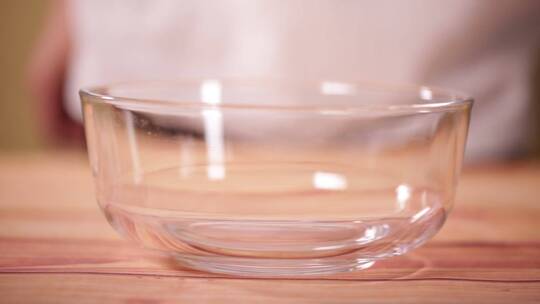 玻璃碗倒豆浆豆奶 (1)