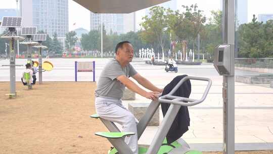 老年人在公园骑车健身