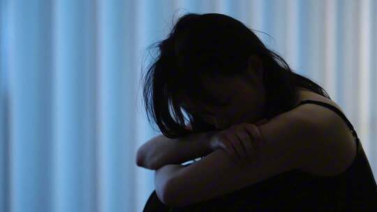 女孩忧虑孤独伤感