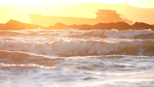 夕阳下的大海浪花 海浪 海面 逆光