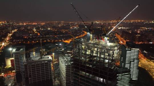 夜幕中城市高楼建设