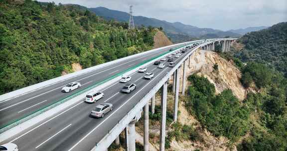 高速公路堵车缓慢行驶