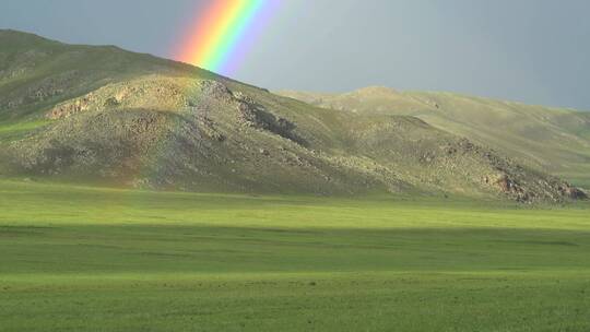 航拍山脉草原与彩虹
