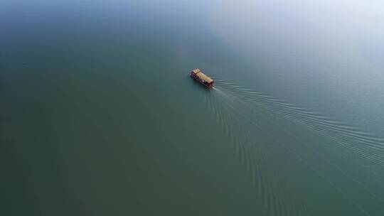 杭州湘湖景区游船游过湖面航拍