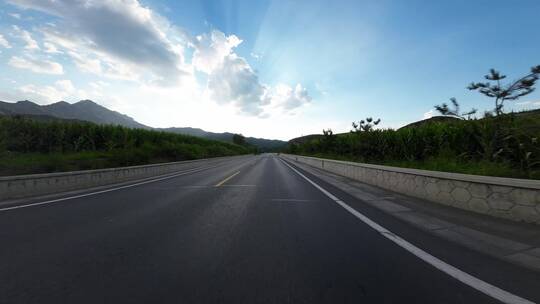 开车行驶在街道上沿途风景