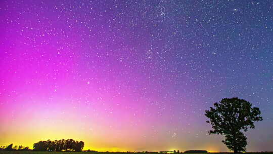 迷人生动的夜空北极光和英仙座流星雨，延时