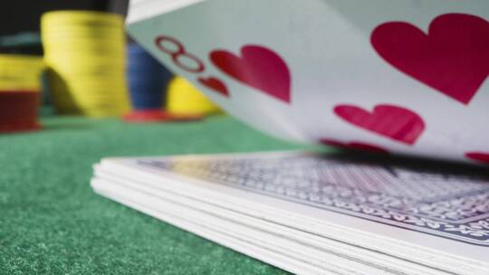 赌客翻动赌桌上的扑克牌特写镜头