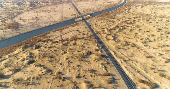 新疆塔克拉玛干沙漠公路旅行