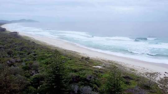 沿海地区的上升无人机射击