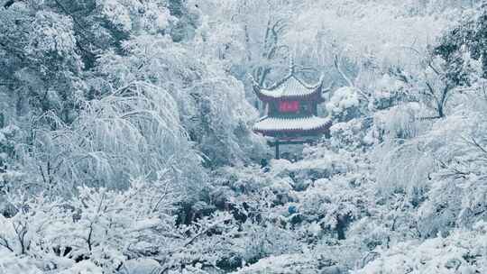 湖南长沙岳麓山爱晚亭雪景航拍视频素材模板下载