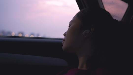傍晚女孩戴着无线耳机坐车兜风4k视频视频素材模板下载