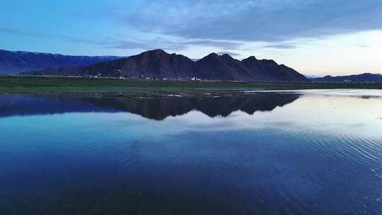 新疆哈密巴里坤湖蓝调时刻