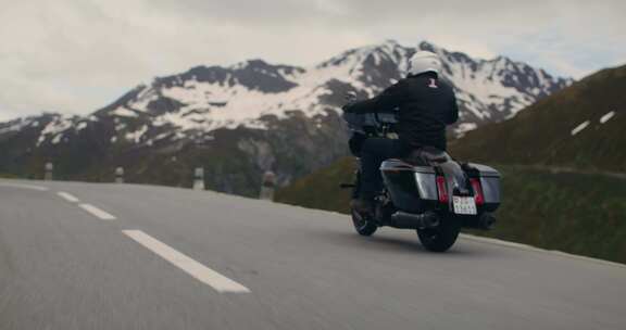 大排量摩托车山路巡航