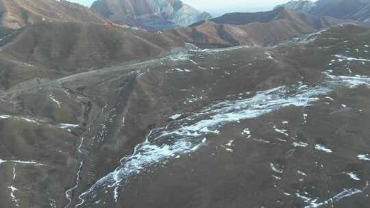 青海海南拉脊山雪山道路山谷航拍视频