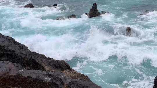 海浪撞击熔岩层