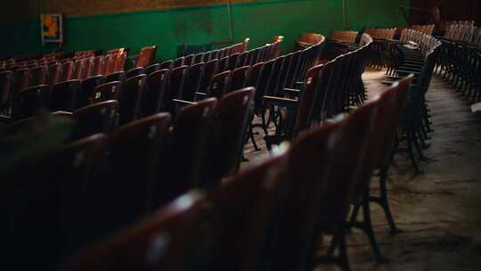 旧椅子陈旧剧院-旧电影院回忆视频素材模板下载
