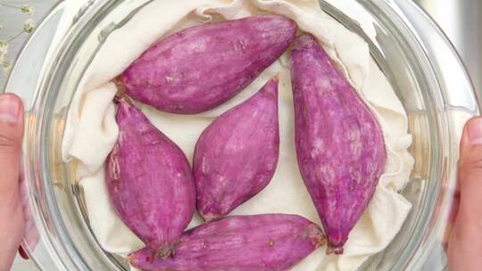 紫薯上锅蒸熟