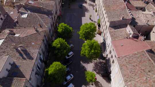 空中倾斜拍摄揭示了汽车行驶在古董城市佩泽