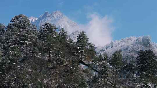 峡谷地貌雪景