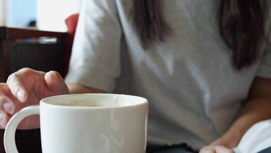 一个女人在喝咖啡视频素材模板下载