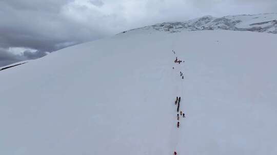 航拍攀登慕士塔格峰雪山冰川的登山队