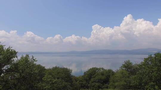平静的湖面上蓝天白云的倒影