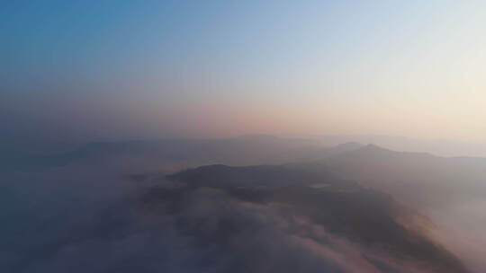 朦胧大山清晨云雾朝霞