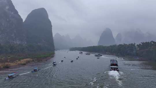 桂林漓江烟雨朦胧游客游船