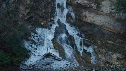 瀑布结冰冰雪融化