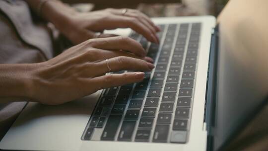 双手放在键盘上打字视频素材模板下载