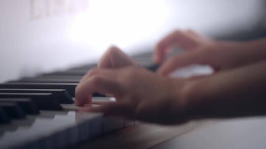 弹钢琴的手部特写视频素材模板下载