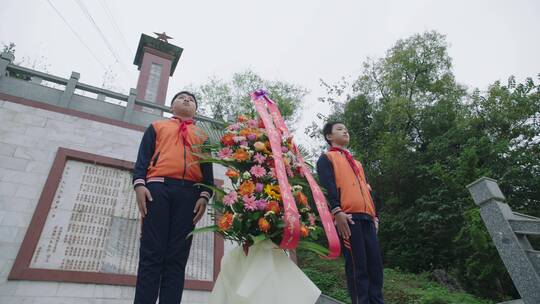 少先队员扫墓敬献花圈纪念抗日革命先烈