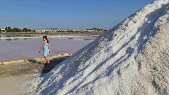 小红发女孩玩盐，吃它在Paceco盐田意大利自然保护区的盐水