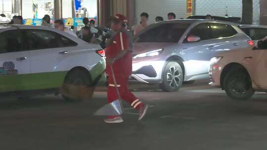 夜色守护者：清洁工街道穿行的特写镜头