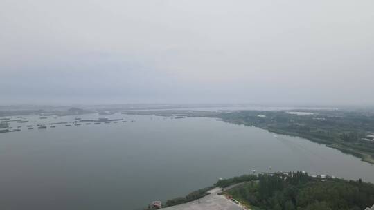 阴霾下的湖面