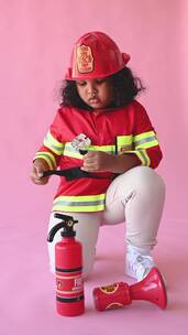 一位小女孩正在扮演消防员