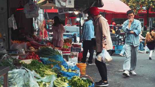 路边的菜市场热闹非凡视频素材模板下载