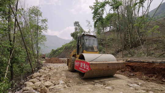 山区公路压路机施工