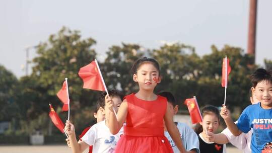 十一国庆节小学生手拿国旗奔跑