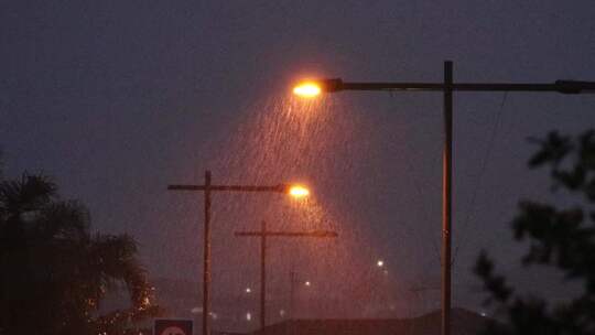 夜晚的雨