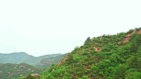 夏季金山岭长城早晨阴雨雾气风光