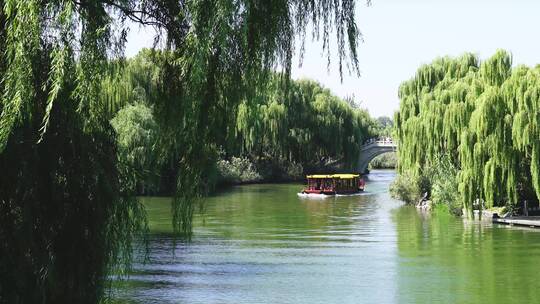 山东济南大明湖公园景区游客在湖面乘坐游船
