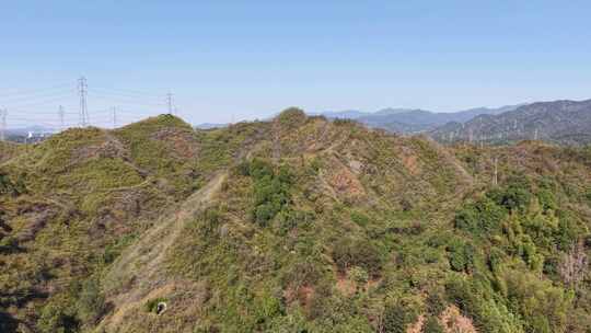 中国基建国家电网山顶上的电力设施