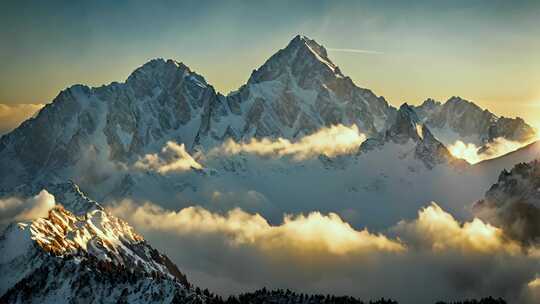 山顶风光雪山丁达尔光冬天震撼雪景