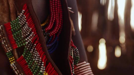 穿着非洲传统服饰的女人