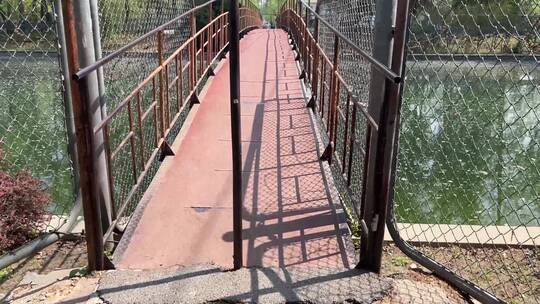 【镜头合集】独木桥过桥桥上拍河流水流视频素材模板下载