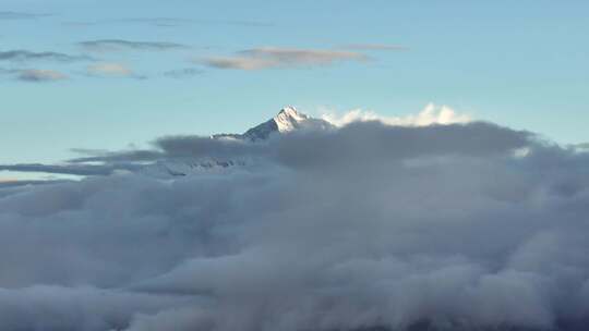 马卡鲁峰清晨日照金山