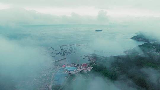 海面云雾笼罩的沿海景象