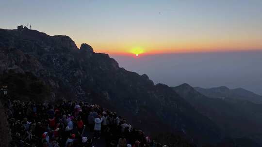 春节期间，泰山景色美，人气旺