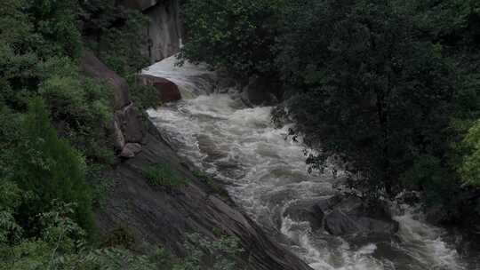 雨后泰山，飞瀑流泉